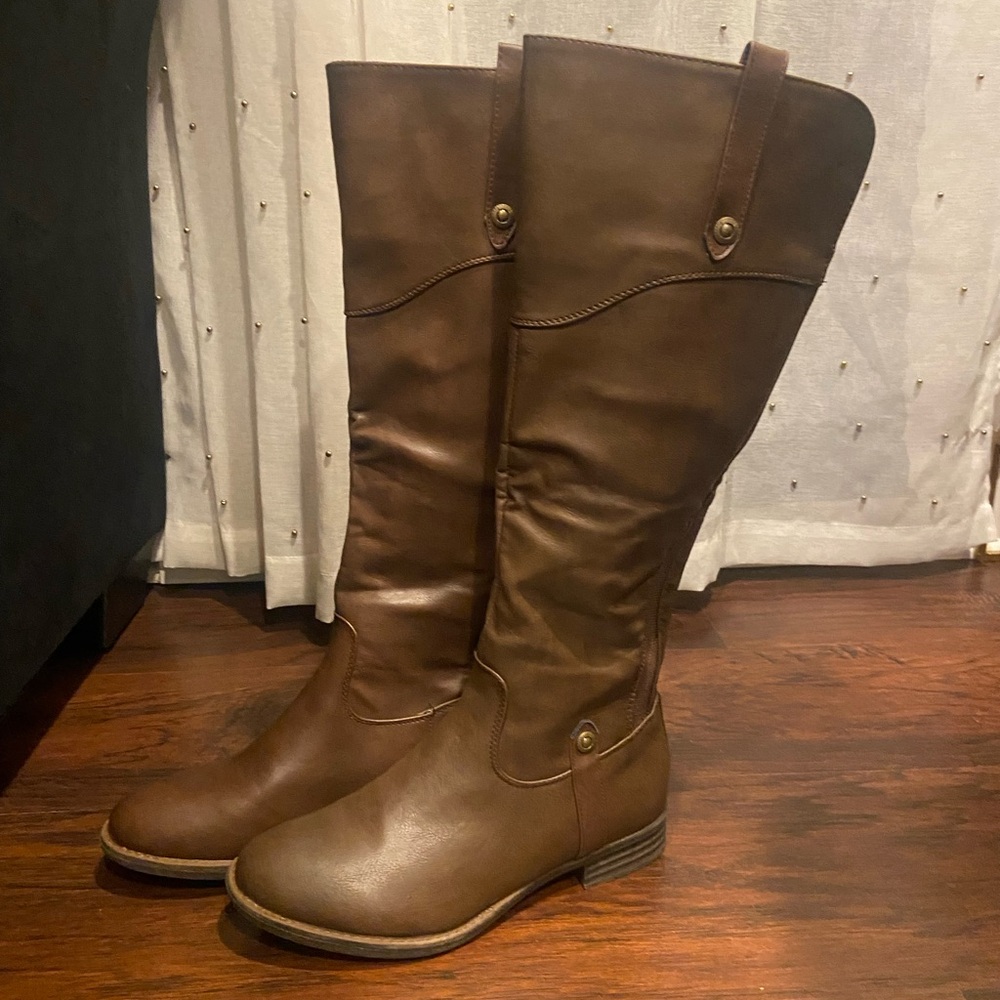Women’s Brown Riding Boots, goes to the knee (model height is 5’6)